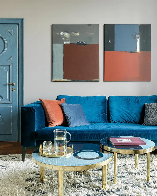 Nowoczesny salon z niebieską sofą: pomysły na kolory i meble w 2026 roku.