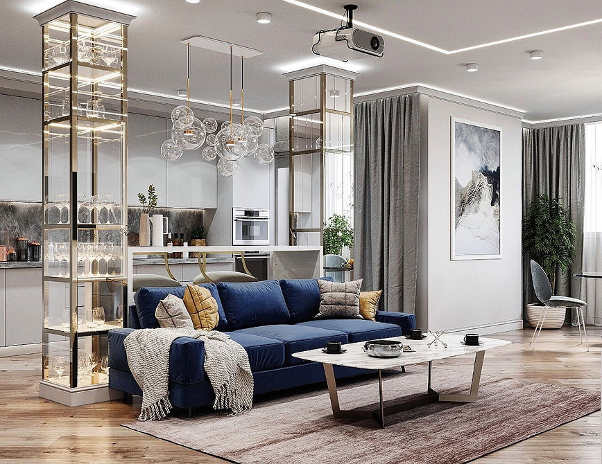 Elegancka niebieska sofa w salonie z kominkiem, dodająca luksusu i wyrafinowania.