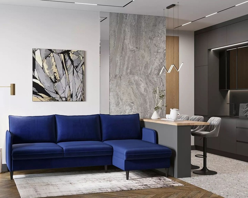 Elegancka niebieska sofa z poduszkami. Aranżacja salonu z charakterem.