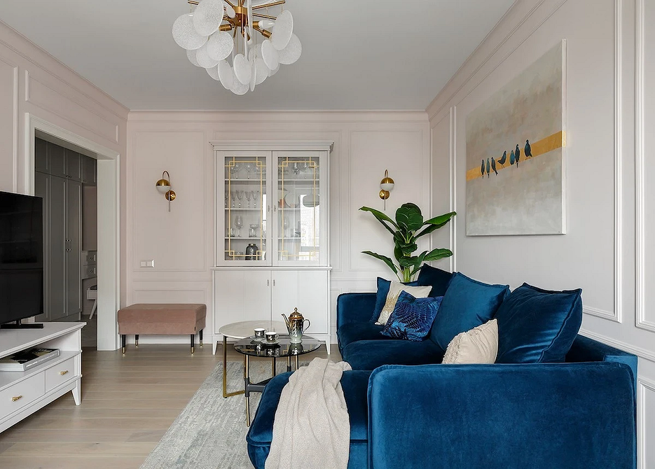 Różne odcienie niebieskiej sofy w aranżacjach salonu. Inspiracje na 2026.