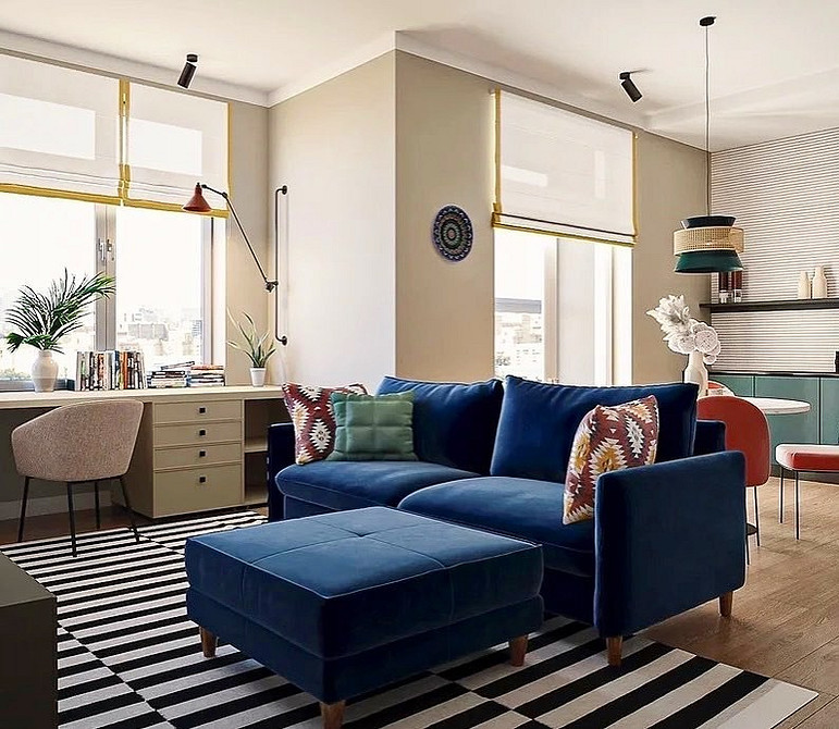 Elegancka niebieska sofa w salonie - inspiracje kolorystyczne i aranżacyjne na 2026.