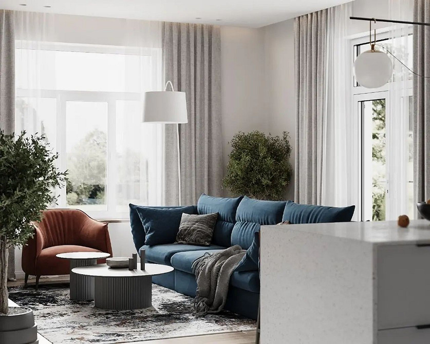 Stylowa niebieska sofa w nowoczesnym salonie. Inspirujący design wnętrza mieszkania.