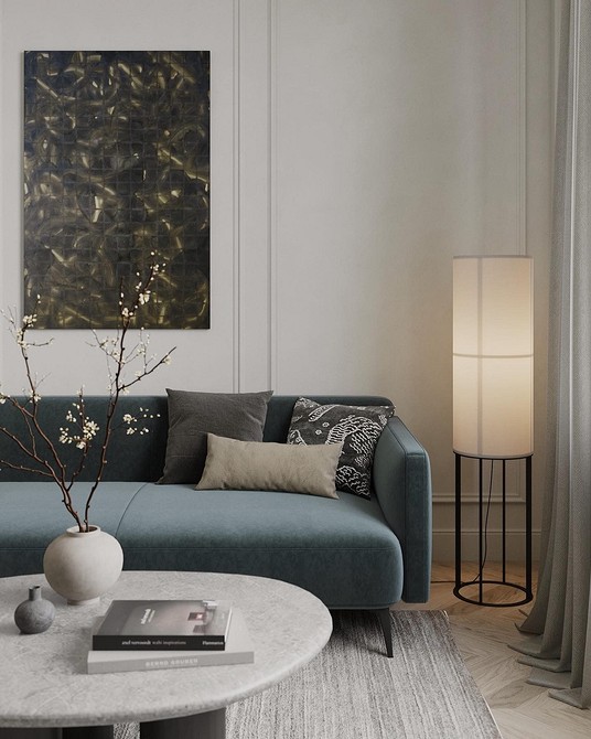 Rodzinny relaks na sofie Duża niebieska sofa w przestronnym salonie: idealne miejsce do rodzinnego wypoczynku.