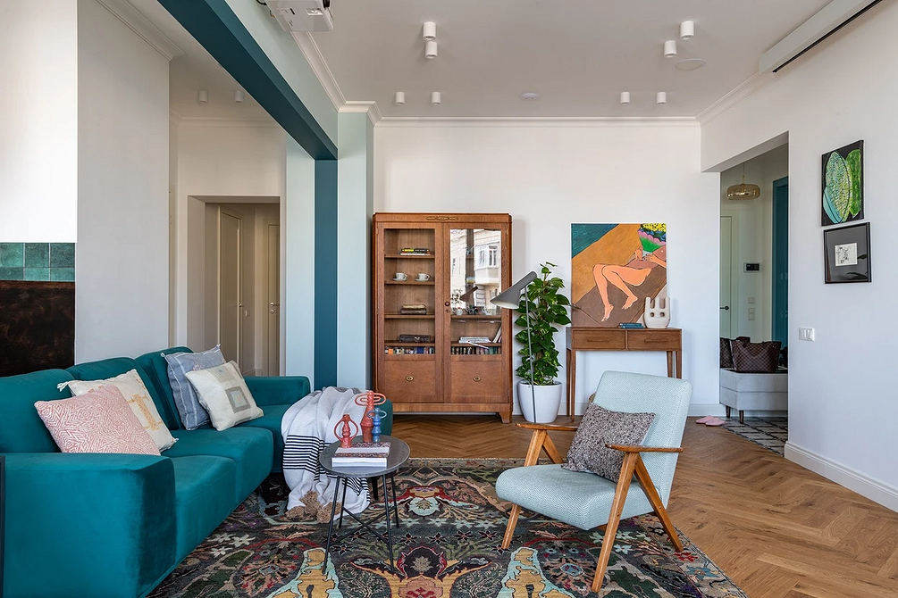 Połączenie niebieskiej sofy i drewnianych elementów w nowoczesnym salonie 2026.