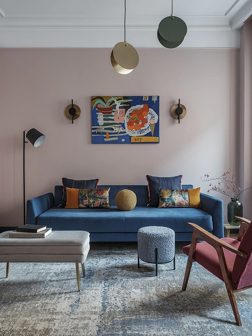 Inspirujący design salonu z niebieską sofą. Trendy aranżacyjne na 2026 rok.