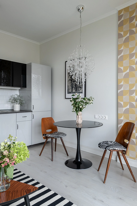 Sofa w stylu retro Oryginalna, zabytkowa sofa z charakterystyczną tapicerką, stanowiąca wyrazisty akcent w minimalistycznej, współczesnej przestrzeni.