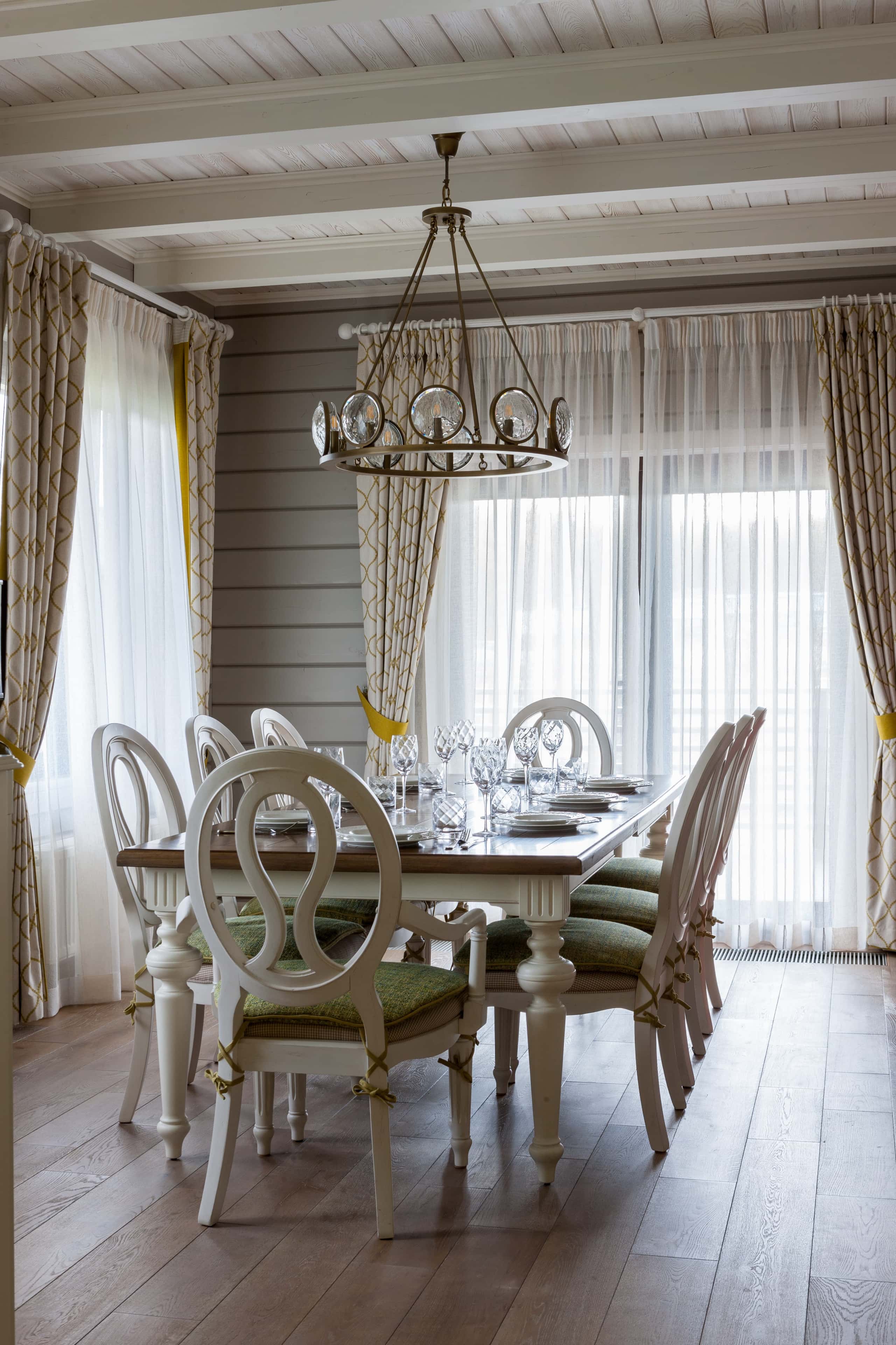 Nowoczesny minimalizm w małym mieszkaniu z wykorzystaniem naturalnego światła i prostych form.