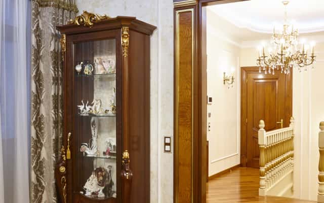 Klasyczna kuchnia z naturą Przestronna kuchnia w klasycznym stylu z wykorzystaniem naturalnego drewna i kamienia, tworząca przytulność.
