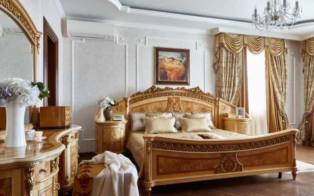 Sypialnia pełna klasy Elegancka sypialnia w klasycznym stylu z dużym łóżkiem i jedwabnymi tkaninami, zapewniająca komfort.