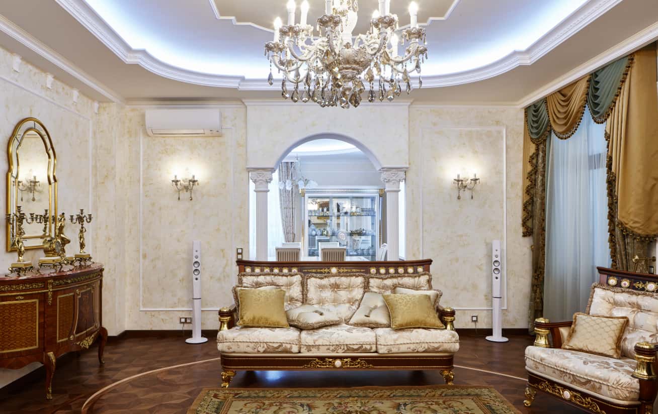 Luksusowy salon klasyczny Luksusowy salon w klasycznym stylu z kominkiem i eleganckimi meblami, emanujący ciepłem.