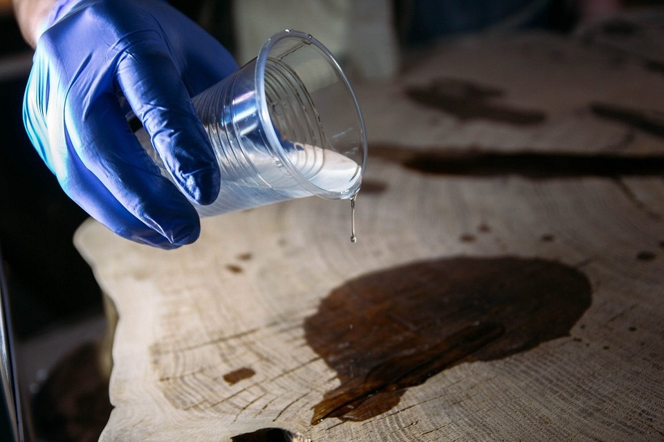 Gotowy stół z żywicy epoksydowej DIY: stylowy element wnętrza.