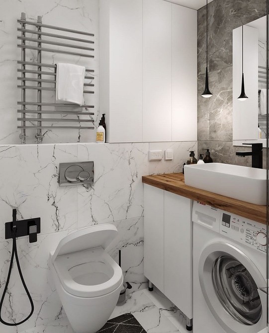 Zbliżenie na teksturę drewnianego blatu ukazujące naturalne słoje drewna.