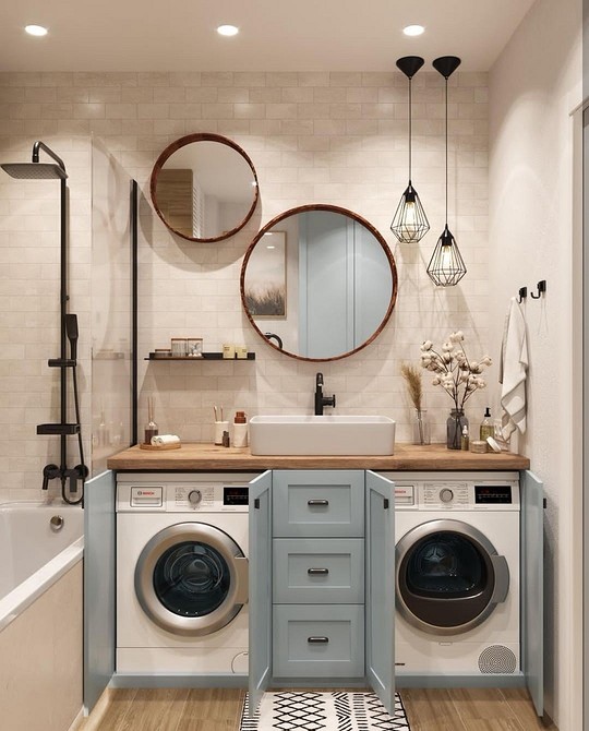 Drewniany blat w kuchni ze zintegrowanym zlewem ze stali nierdzewnej.