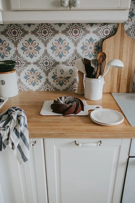 Ciemny drewniany blat w nowoczesnej kuchni: stylowy kontrast kolorów.