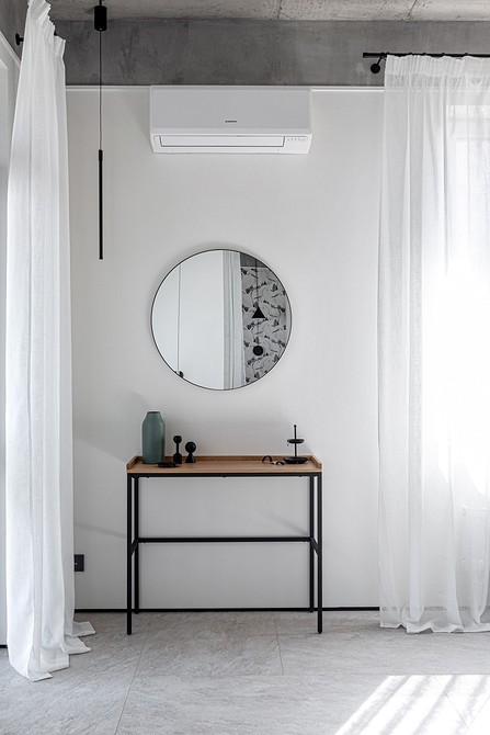 Drewniany blat w biurze chroniony przed zarysowaniami i uszkodzeniami.