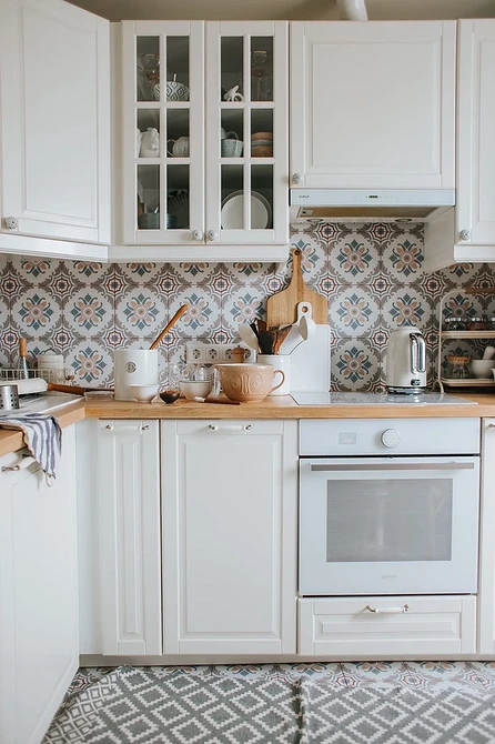 Drewniany blat w minimalistycznym wnętrzu: akcent na naturalność w aranżacji.