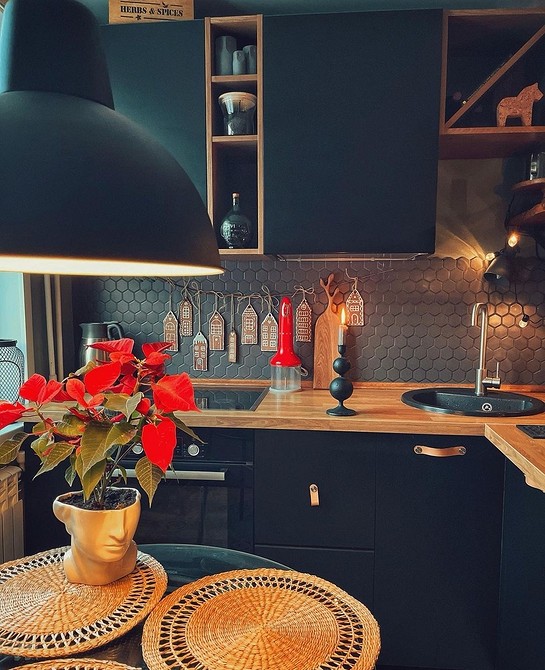 Drewniany blat kuchenny z piękną teksturą drewna, idealny do nowoczesnej kuchni.