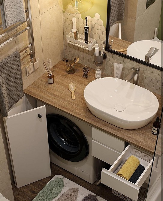 Wyspa kuchenna z drewnianym blatem i hokery barowymi.