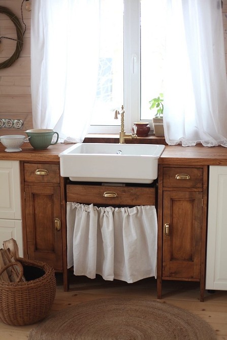 Blat drewniany woskowany: matowe wykończenie, naturalna ochrona i przyjemna w dotyku powierzchnia.