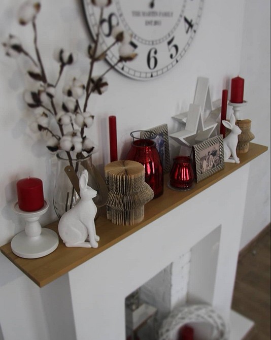 Drewniany blat stołu jadalnego zabezpieczony profesjonalnymi środkami pielęgnacyjnymi.