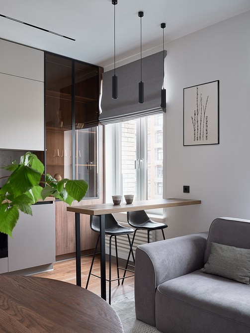 Stół jadalniany z drewnianym blatem: miejsce na rodzinne spotkania i posiłki.