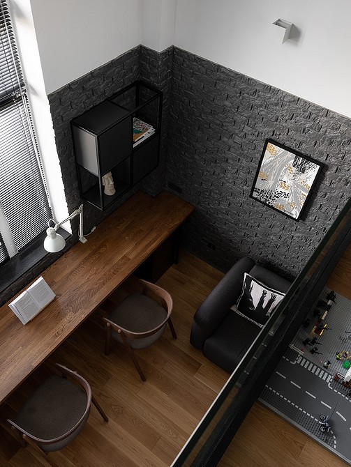 Stylowy drewniany blat pokryty woskiem, zachowujący piękno i blask drewna.