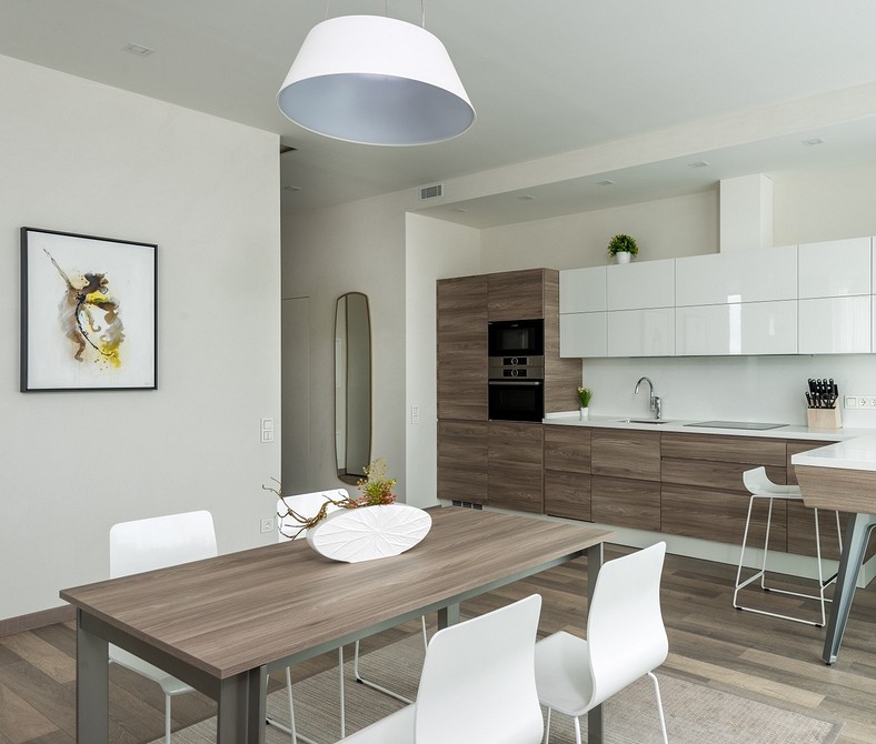 Nowoczesna łazienka z drewnianym blatem pod umywalką: naturalny akcent wystroju.