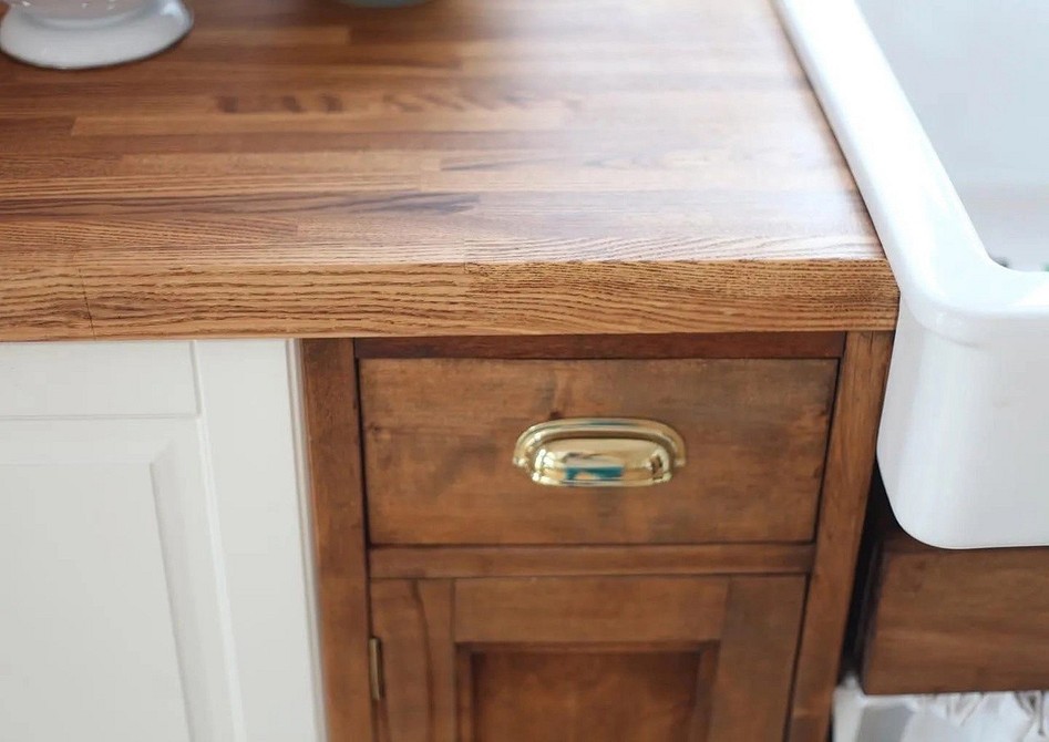 Lakierowany blat drewniany: wysoki połysk i skuteczna ochrona przed uszkodzeniami i wilgocią.