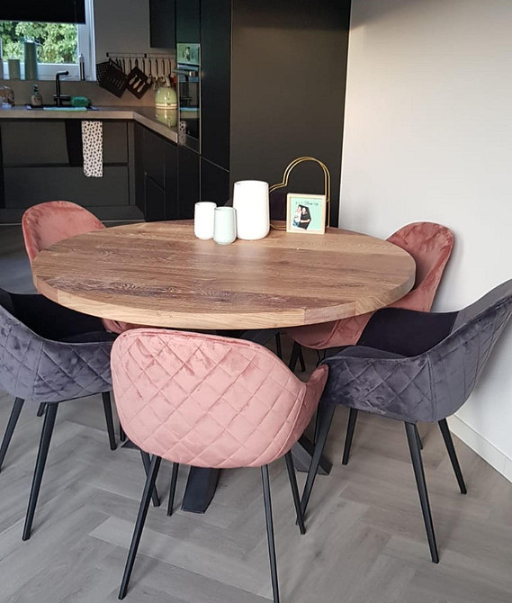 Drewniany blat dębowy w łazience z umywalką. Dąb w łazience.