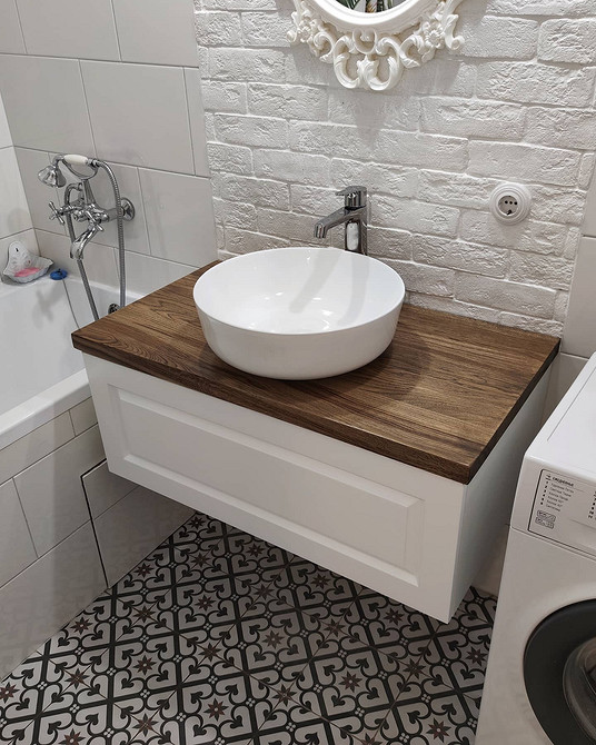 Dębowy blat w łazience: naturalny materiał i odporność na wilgoć.