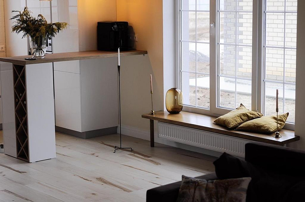 Blat z surowego dębu z efektem „live edge” w nowoczesnym wnętrzu. Dąb w stylu loft.