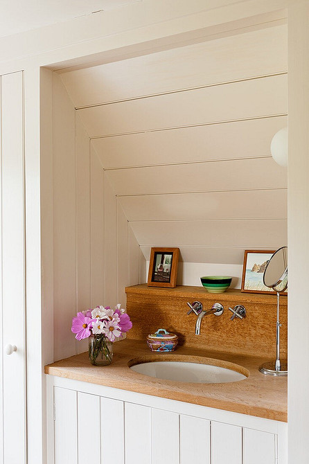 Nowoczesne biurko z blatem dębowym: przestrzeń robocza z naturalnego drewna, meble dębowe.