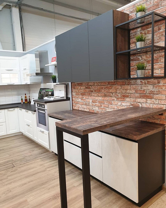 Detale blatu dębowego: tekstura drewna i warstwa ochronna. Olejowanie blatów 2026.