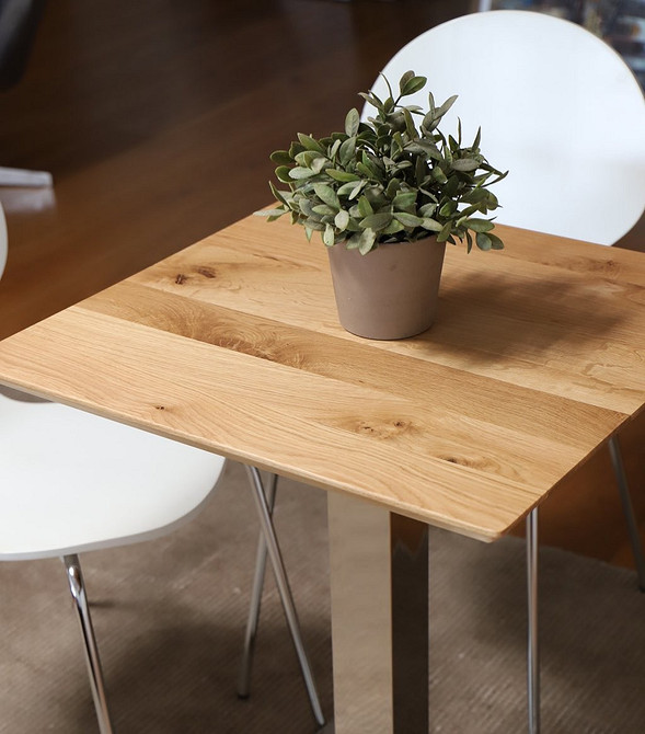 Masywny blat dębowy biurka w domowym gabinecie. Dębowe biurko.