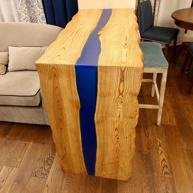 Jasny blat dębowy w kuchni skandynawskiej, białe szafki. Dąb w skandynawii.