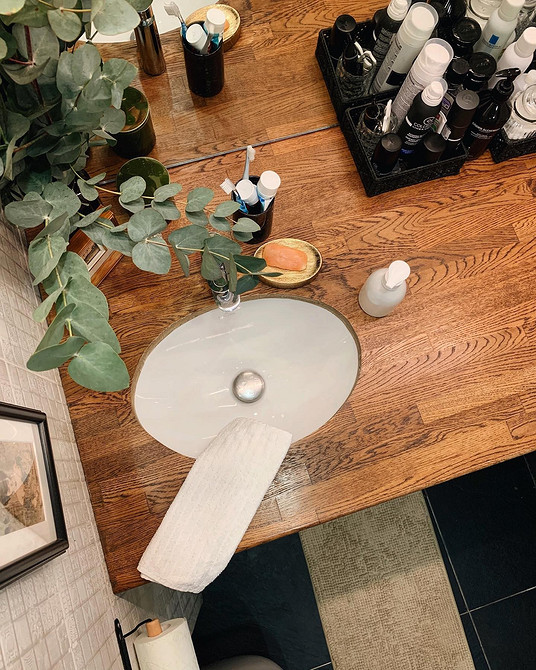 Stylowy dębowy barek: ergonomiczne rozwiązanie do kuchni z salonem. Blaty dębowe.