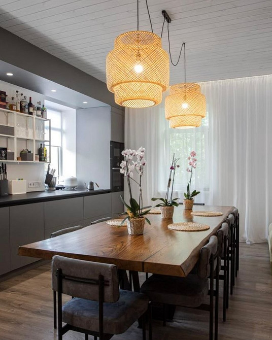 Stylowy bar z blatem z litego dębu w kuchni z salonem. Loftowy blat dębowy.