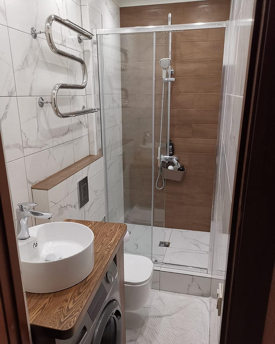 Dębowy bar: stylowy element do kuchni-studia lub salonu.