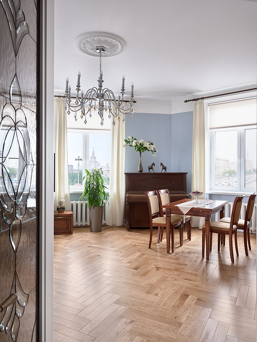 Drewno i komfort Krzesło z miękkim oparciem i drewnianymi nogami w nowoczesnym wnętrzu.