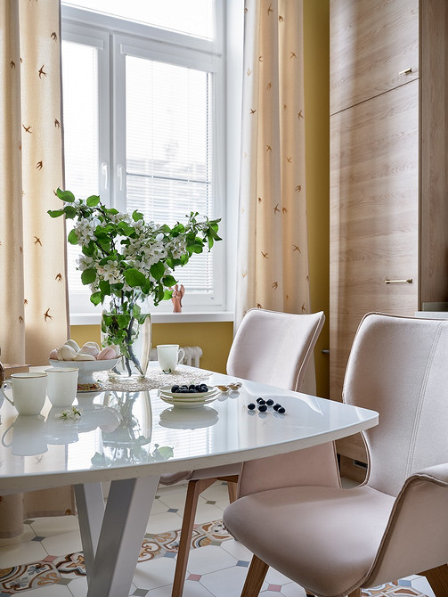 Minimalistyczne krzesło 2026 Designerskie krzesło z miękkim oparciem w minimalistycznym wnętrzu. Nowoczesny minimalizm 2026.