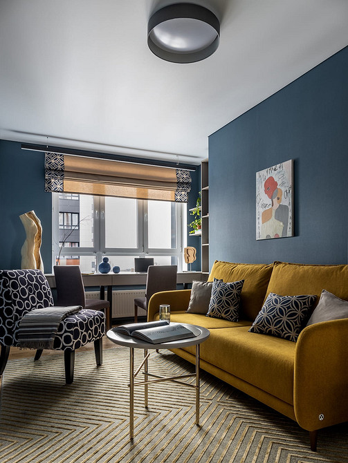 Welurowe krzesło, styl Krzesło welurowe z miękkim oparciem w nowoczesnym wnętrzu. Styl i komfort.