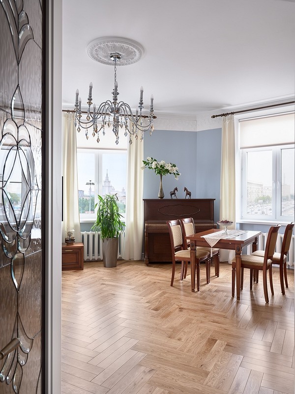 Eleganckie krzesło retro Krzesło z miękkim oparciem w klasycznym salonie. Styl retro.