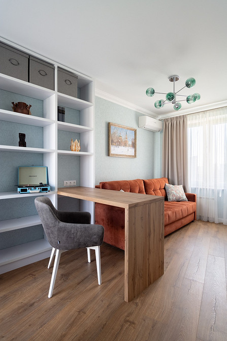 Designerskie krzesła tapicerowane z oryginalnym kształtem oparcia.