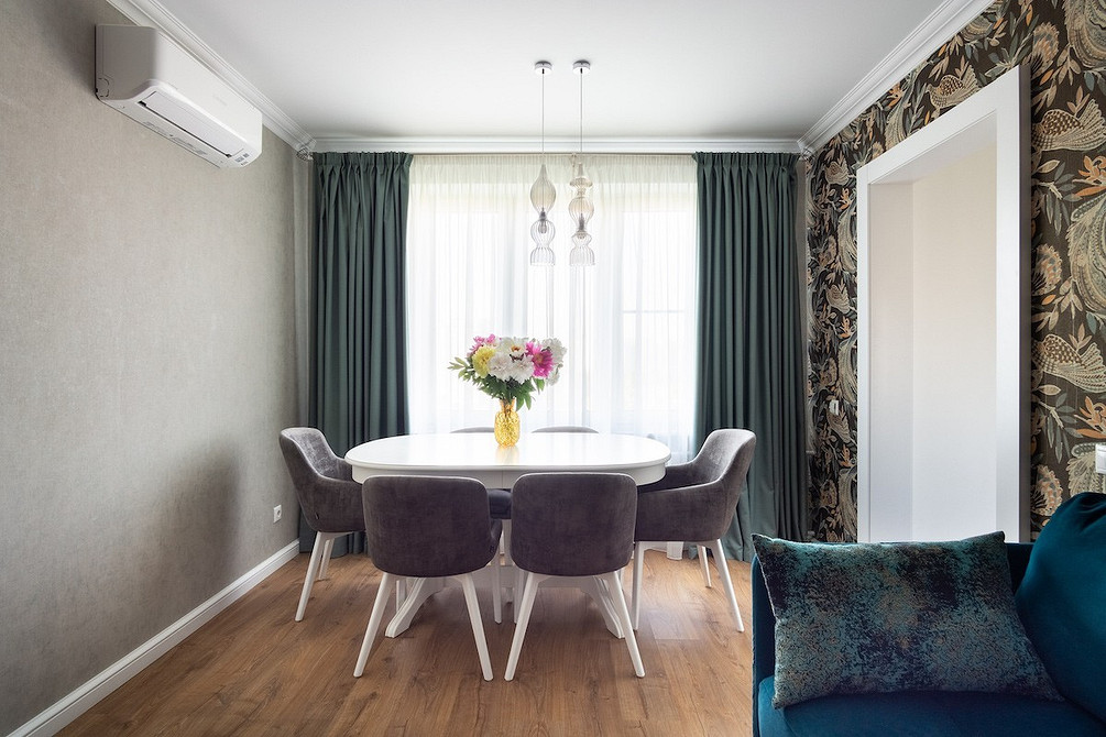 Eleganckie krzesło welurowe: dodatek luksusu do salonu w stylu minimalistycznym