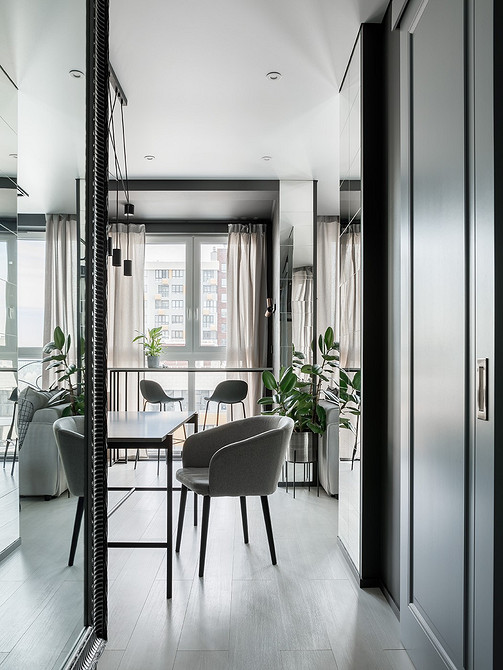 Minimalistyczne krzesło 2026 Wytworne krzesło z miękkim oparciem w jasnym wnętrzu w stylu minimalizm 2026