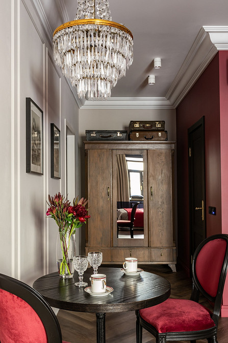 Designerski akcent Stylowe krzesło z miękkim oparciem o oryginalnym kształcie. Akcent w Twoim wnętrzu.