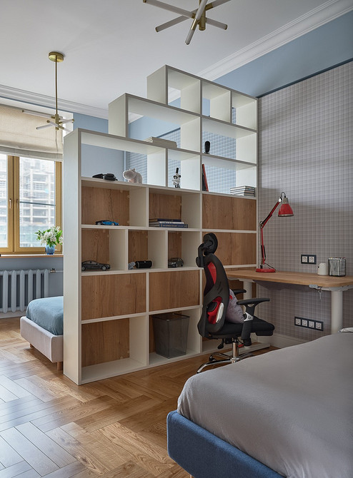 Minimalistyczne krzesła tapicerowane idealne do małego mieszkania.