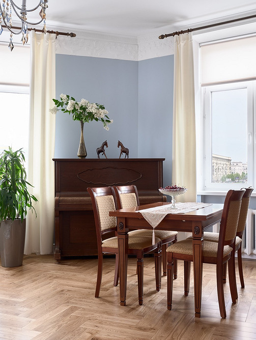 Minimalistyczne krzesło 2026 Nowoczesne krzesło z miękkim oparciem w minimalistycznym wnętrzu 2026.