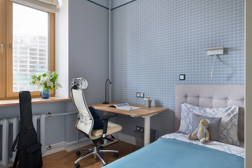 Krzesła tapicerowane z drewnianymi nogami i tkaninową obiciem.