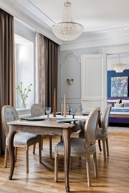 Loftowe krzesło 2026 Nowoczesne krzesło z miękkim oparciem i metalowymi nogami. Styl loft w 2026 roku.